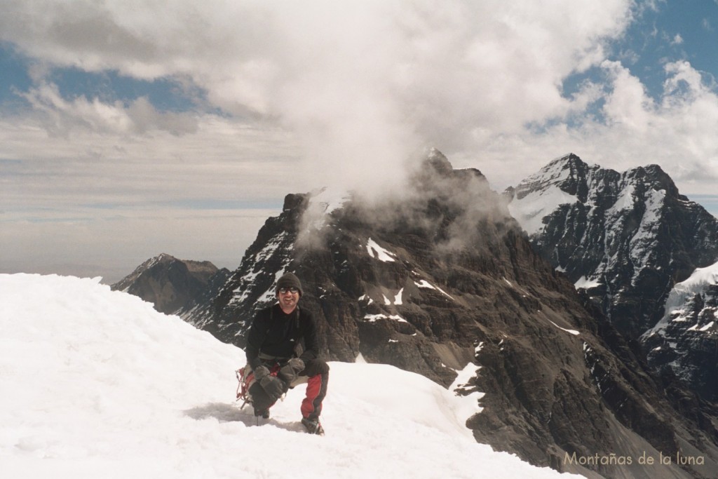 Joaquín en la cima del Pequeño Alpamayo, 5.370 mts., detrás el Pico Woyming y a la derecha el Cabeza de Cóndor